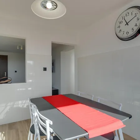 Sky & Ocean 1st Floor Apartment *
