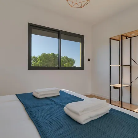 Sky & Ocean 1st Floor Apartment *